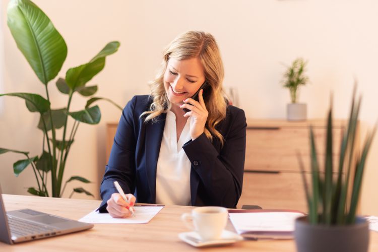 Verena Sury am Schreibtisch ihrer Agentur Mary Poppins in Graz-Süd
